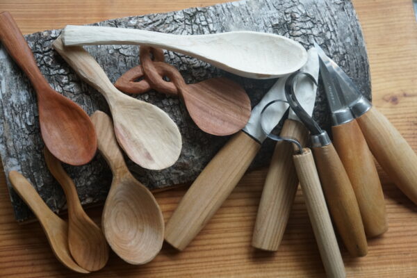 Holzlöffel und Schnitzmesser
