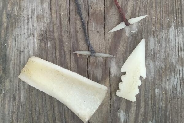 Knochenhaken und Pfeilspitze