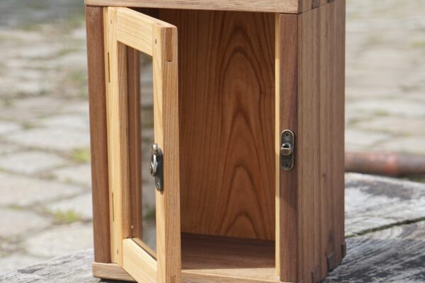 Holzschränkchen Schwalbenschwanz